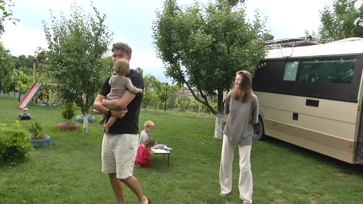 Familja Hollandeze që pushon në “kamper” në Erebarë të Dibrës