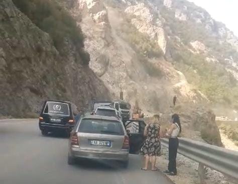 Mbi 1 orë e gjysmë në rrugë, dhjetra mjete bllokohen tek Shkalla e Tujanit