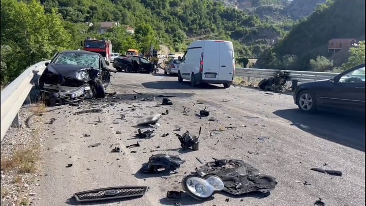 Aksidenti i sotëm në rrugën e Arbrit njëri nga të lënduarit vazhdon të jetë në gjendje kritike për jetën