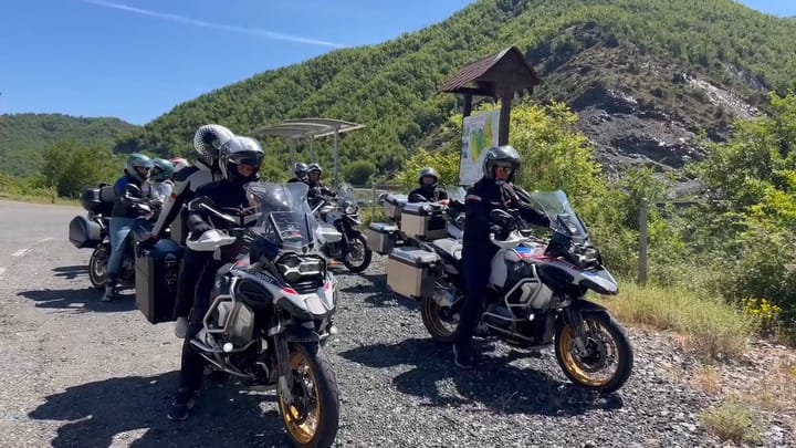 MOTORISTËT "PUSHTOJNË" ULZËN