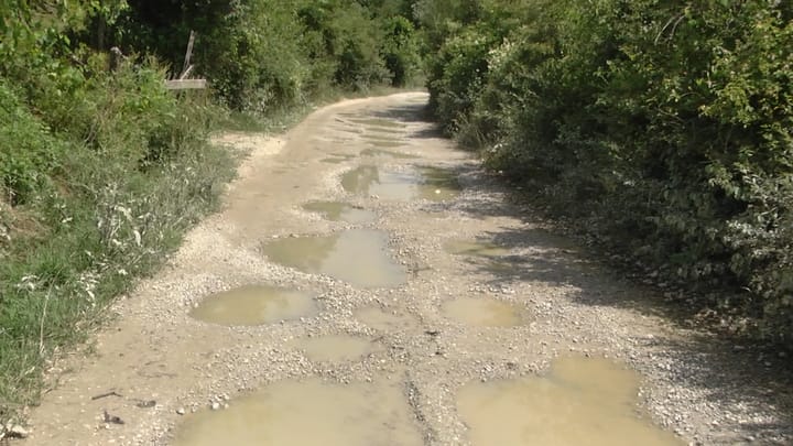 Rruga kufitare në gjendje të degraduar, banorët: jemi të braktisur