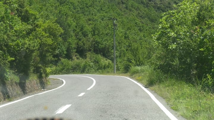 Rruga Skuraj – Burrel, pa sinjalistikë e pa siguri