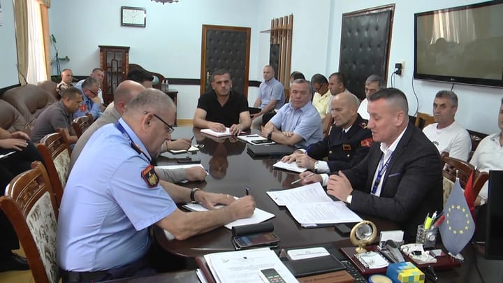 Prefekti Nexhbedin Shehu mbledh strukturat e mbrojtjes civile, në takim i pranishëm edhe Drejtori i Përgjithshëm i Zjarrfikëseve