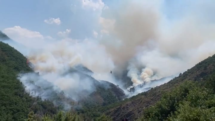 VIDEO/Zjarre masive në zonën e mbrojtur të Ulzës në Shkopet, rrezikohen banesa, kërkohet ndërhyrje nga ajri