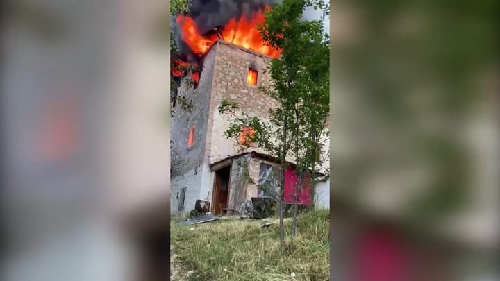 Shkrumbohet kulla qindra vjeçare në Lurë, shpëton mrekullisht çifti i të moshuarve