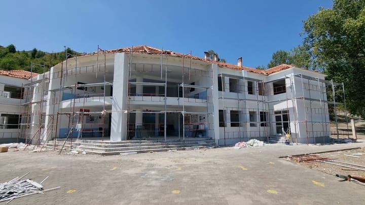 Shkolla e Xibrit po vishet me sistem kapot