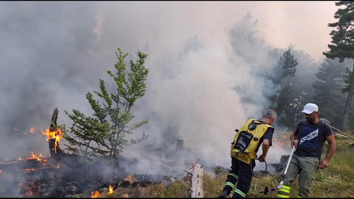 Bulqiza e rrethuar nga zjarret, malet në flakë