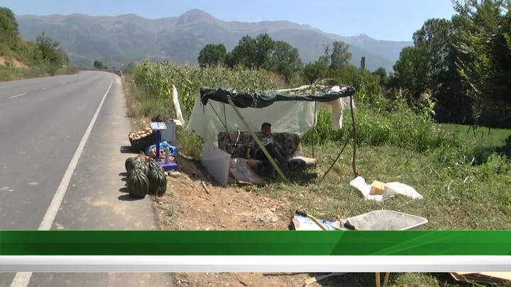 Dibër / ish-minatori pensionist shet në rrugë pasi nuk i del pensioni