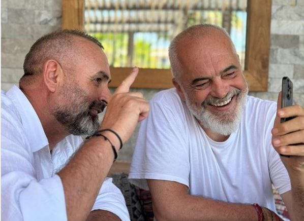 Rama shfaqet në Livadh me Manjën: Beteja e tuneleve mes Murrizit dhe Llogarasë. “Dibrani në krahun tim i thotë vlonjatit se…”,