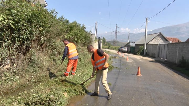 “Zgjohet” firma mirëmbajtëse, nis pastrimin e kanalit në Shupenzë