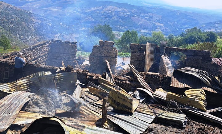 Dibër, digjet stalla e bagëtisë me 4 lopë, 4 viça, 55 dele, 20 koshere bletë