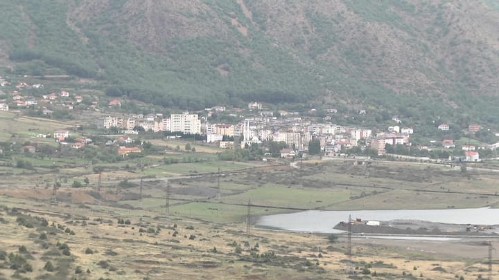 Atentati në Bulqizë, policia gjen një motomjet të djegur në dalje të qytetit, dyshohet se i përket autorit