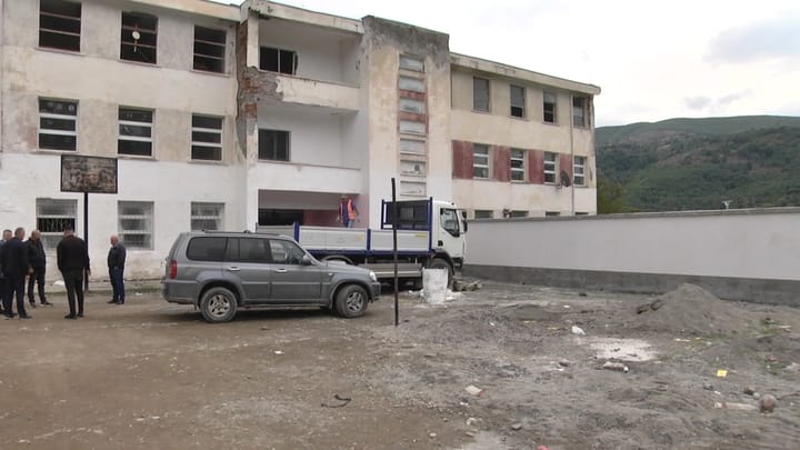 Dy shkolla në rikonstruksion në Dibër