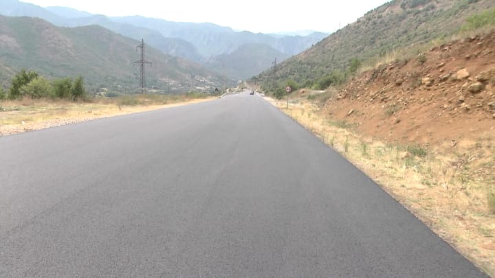Mbyllen të gjitha shtresat asfaltike të rrugës së Arbrit nga Qaf Bualli deri në Xibër