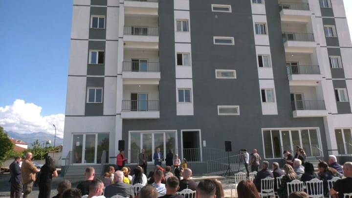 Ndahen banesat me kosto të ulët në Burrel, i pranishëm edhe Ministri Blendi Gonxhja