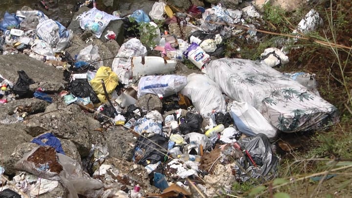 Ndotje në rrugën kryesore të Njësisë Administrative Gurrë në Bashkinë e Klosit