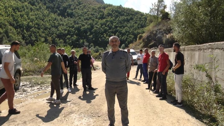 Rruga e 7 fshatrave në gjendje të degraduar, protestojnë banorët