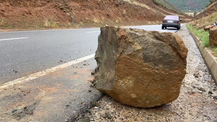 Reshjet dhe stuhia krijojnë probleme në rrugën nacionale në Dibër - Tiranë, dëme edhe në çatitë e shtëpive dhe rrjetin elektrik