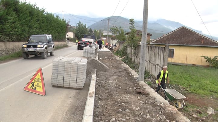 Vijon puna për trotuaret, investimi zhvendoset në Tomin