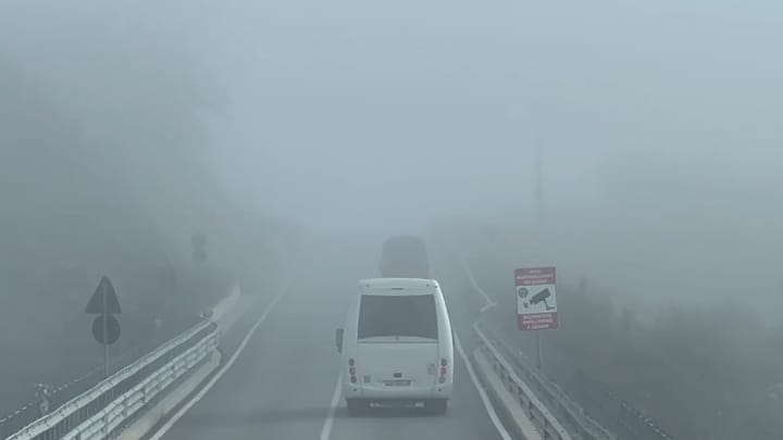 Mjegull në rrugën e Arbrit në segmentin e Gjoricës, apel për drejtuesit e mjeteve