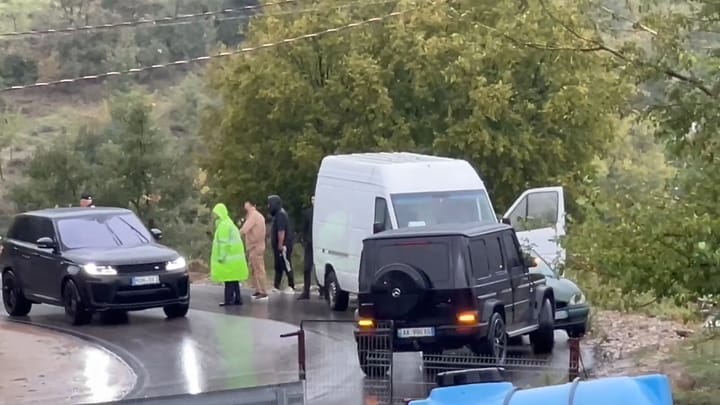 Reshjet e shiut krijojnë probleme në rrugën e Arbrit, aksident në fshatin Fshat