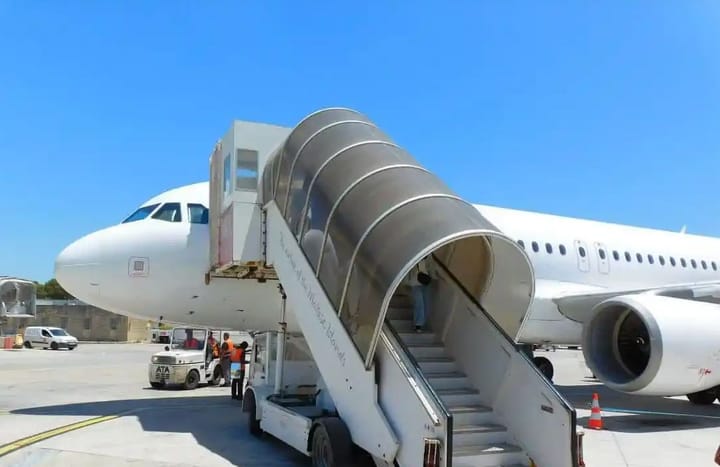 Familjet shqiptare harxhuan 117 mln euro për bileta avioni, Aeroporti i vetëm në vend shënoi rreth 7,3 milionë pasagjerë