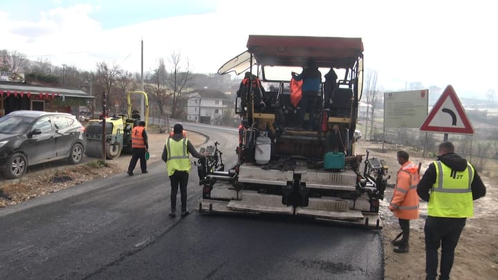 Përfundon asfaltimi i rrugës Ura e Çerenecit – Librazhd. Banorët: I vonuar, por jemi të kënaqur