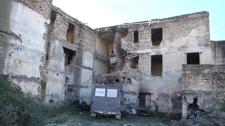 Krasta, banorët: “Qyteza që dikur gumëzhinte nga njerëzit e sot është gati në rrënim të plotë”