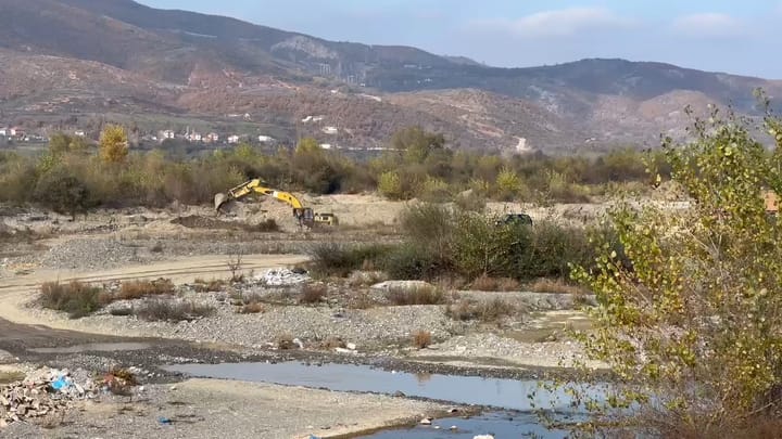 Shfrytëzimi i shtratit të zallit të Bulqizës për inerte, banorët: Nuk na pyet askush! Po shkatërrojnë mjedisin