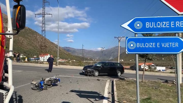 Bulqizë / Audi përplas motorin, plagosen rëndë dy turistët italianë