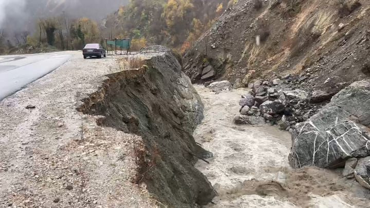 Zalli i Murrizes rrezikon trasenë e rrugës së Arbrit