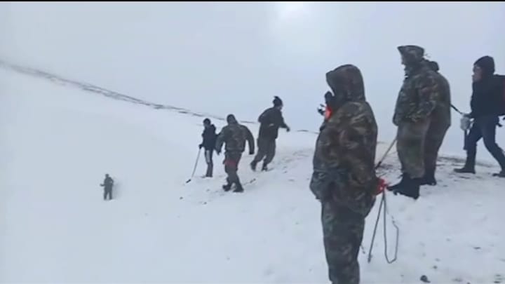 Shpëtohen 3 banorë e 30 kuaj që kishin ngecur në malin e Korabit në Dibër