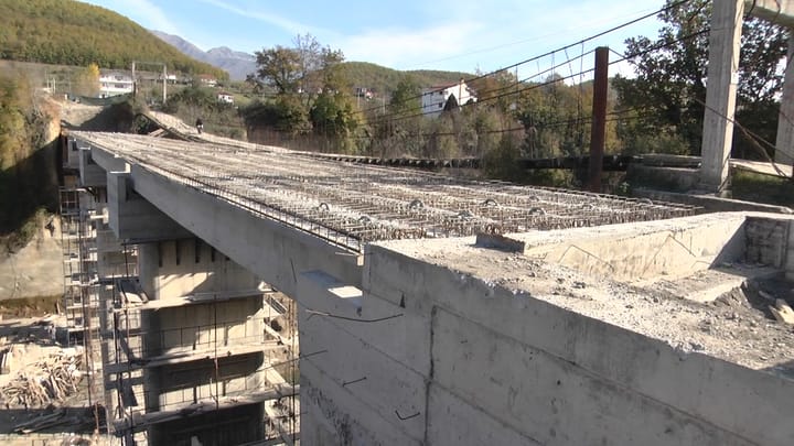 Ura e Domit drejt përfundimit, hidhen trarët