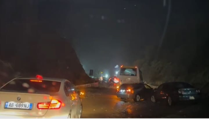 Bllokohet bypassi i rrugës së Arbrit, shembje dherash e gurësh