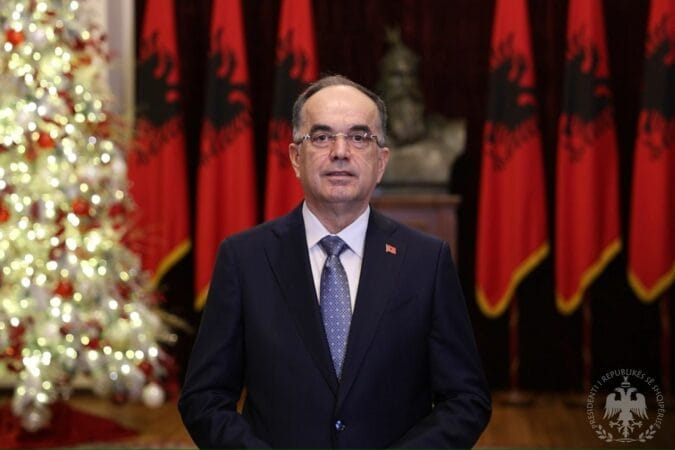 “Momenti i bashkimit në familje”, presidenti Begaj ndan urimin e fundvitit: Gëzuar Vitin e Ri 2025! Kemi ende sfida përpara