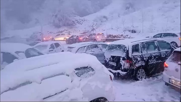 Kaos në rrugën e Arbrit, bora bllokon qindra automjete në bypassin e Murrizit, mes tyre edhe një kortezh mortor