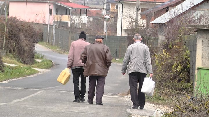 Shpërblimi i fundvitit, pensionistët e Shupenzës në Bulqizë: Nuk është zgjidhje për ne