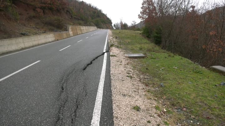 Çahet rruga e Ulzës, në rrezik edhe rrjeti i ujit të pijshëm