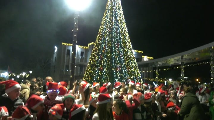 Nis atmosfera e festave të fundvitit, ndizen dritat e pemës simbol të vitit të ri
