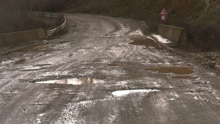 Burrel – Rrëshen në mëshirë të fatit, drejtuesit e mjeteve bëjnë apel për ndërhyrje