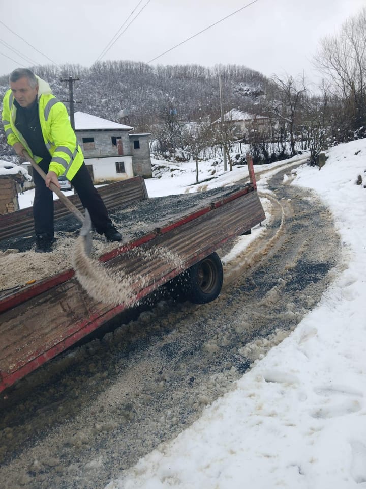 Situata në rrethin e Matit, vetëm shkollat e fshatrave të mbyllura, po punohet për hapjen e rrugëve rurale