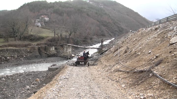 Klos, Lagja “Meta” në fshatin Shkallë, pa rrugë automobilistike