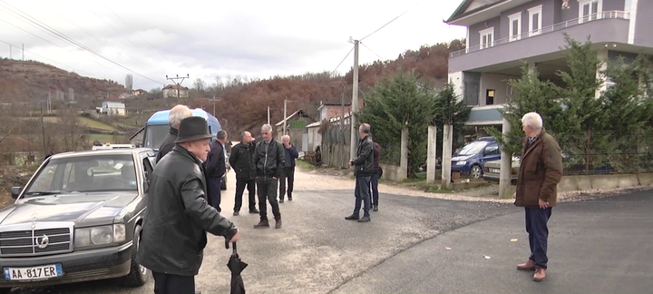 U përjashtuan nga projekti i asfaltimit të rrugës Ura e Çerenecit – Librazhd, banorët e dy fshatrave në protestë