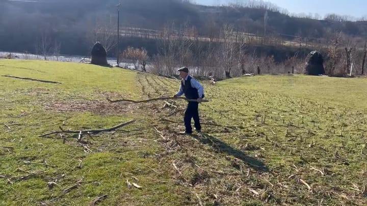 “Puna të mban në formë”, motoja e 80-vjeçarit nga Klosi që merret me bujqësi