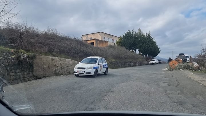 Mat, sherr mes gjimnazistëve në Baz, plagoset rëndë 17-vjeçari