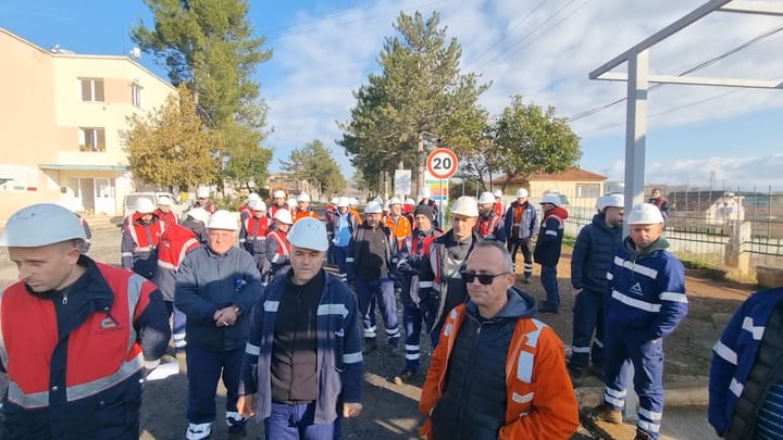 Burrel, metalurgët në protestë për uljen e pagës dhe shkeljen e kontratës së punës