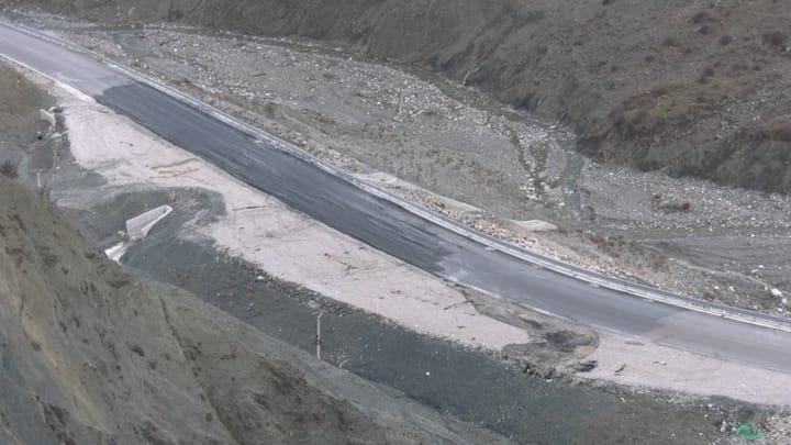 Rruga e Arbrit, nisin punimet në Xibër për hedhjen e shtresës së dytë të asfaltit