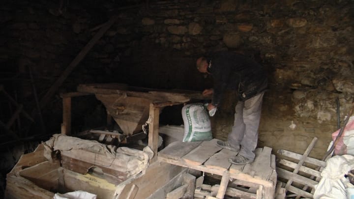 RIKTHIMI I MULLINJVE ME UJË NË DIBËR – NJË TRADITË QË RINGJALLET