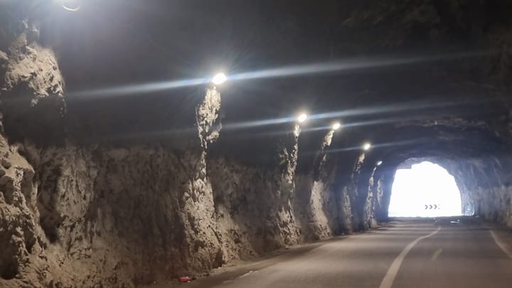 Tunelit të Shkopetit i rikthehet ndriçimi, problem mbetet rrjedhja e ujit