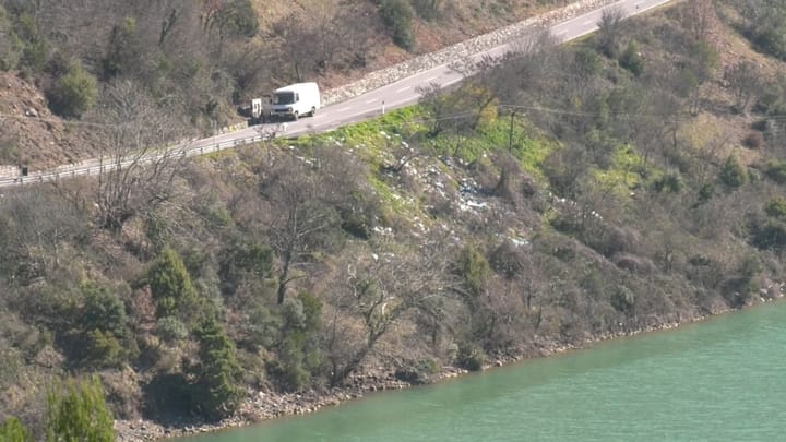 Rrite ndotja në “Vabli”, qytetarët që mbushin ujë tek burimet, lënë bidona plastik